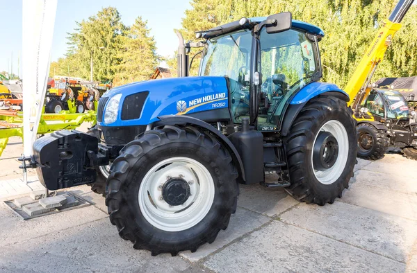 Moderne landbouw tractor New Holland tentoongesteld op de jaarlijkse — Stockfoto