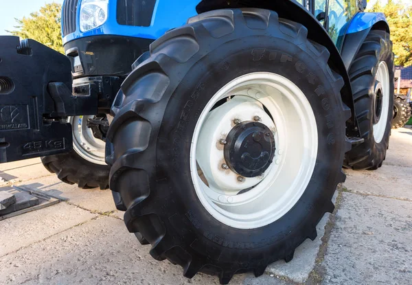 Big wheel van nieuwe moderne landbouw tractor New Holland op de disp — Stockfoto