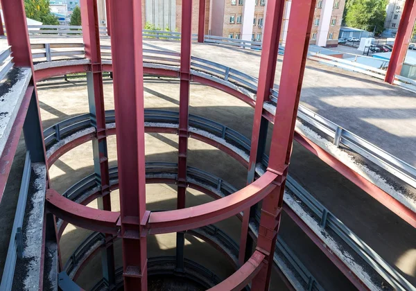 Circular ramp in the modern multi-level parking garage — Stock Photo, Image