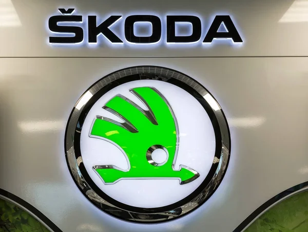 Dealerskiej znak Skoda. Skoda Auto jest samochodowe manufa — Zdjęcie stockowe