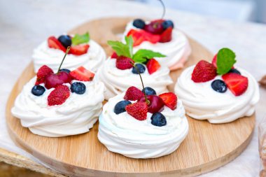 Tatlı kek ahşap tabak üzerinde yalan taze çilek ile