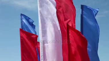 Rüzgara karşı mavi gökyüzü içinde çırpınan bayrakları