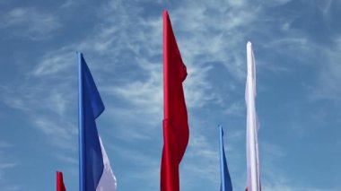 Rüzgara karşı mavi gökyüzü içinde çırpınan bayrakları