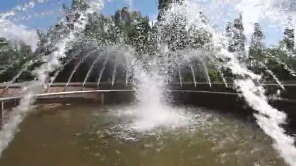 Samara, Russia - June 3, 2017: Fountain on the city street on sunny summer day — Stock Video