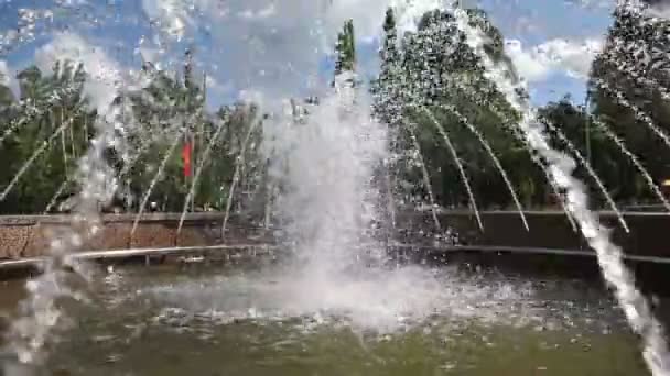 Samara, Rusia - 3 de junio de 2017: Fuente en la calle de la ciudad en el soleado día de verano — Vídeos de Stock