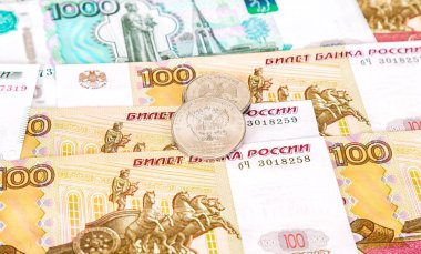Farklı para birimi banknotlar clo üzerinde yalan Rus ruble paralar