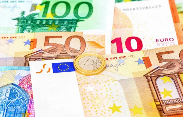 Euromynt som ligger över valuta eurosedlar närbild — Stockfoto