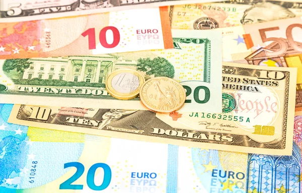 다른 통화 은행권에 거짓말 하는 유로 1 달러 동전 — 스톡 사진
