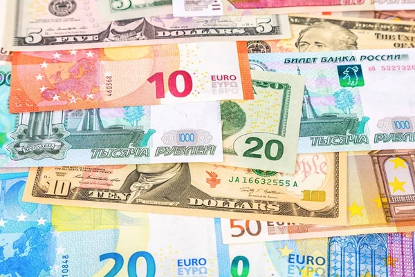 Tle pieniądze z banknotów euro, dolary amerykańskie i russi — Zdjęcie stockowe