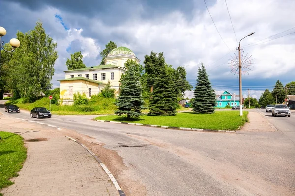 Cidade russa provincial de Torzhok no verão dia ensolarado — Fotografia de Stock