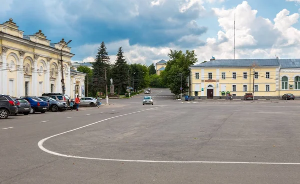 Administration buildings at the central square in Torzhok, Russi — Stock Photo, Image