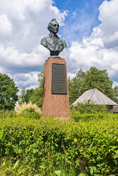 Alexander Suvorov az ő ingatlan közelében Borovichi th emlékműve — Stock Fotó