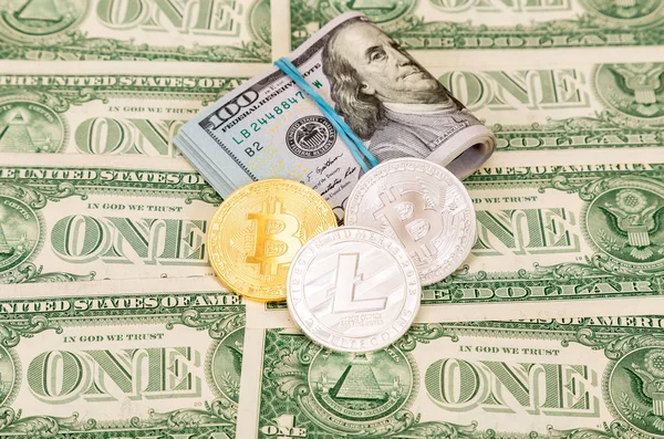 Koin cryptocurrency tergeletak di atas tagihan dolar Amerika. Busine — Stok Foto