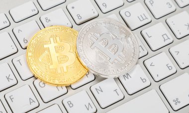 Bilgisayar klavye üzerinde yalan cryptocurrency sikkeleri