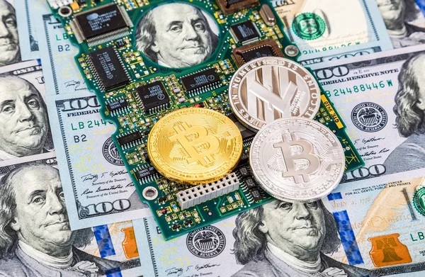 Монеты криптовалют, лежащие над электронной компьютерной составляющей — стоковое фото