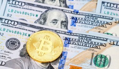 Altın bitcoin Amerikan Doları faturaları üzerinde yalan. İş kavramı