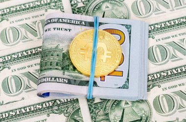Altın bitcoin Amerikan Doları faturaları üzerinde yalan. İş kavramı