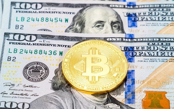 Criptomoeda digital moeda de ouro bitcoin deitado sobre dol americano — Fotografia de Stock