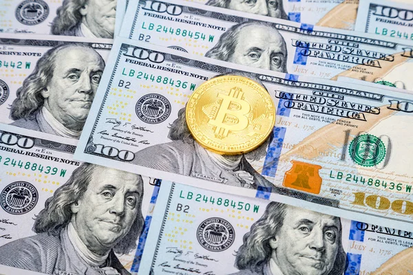 Цифровий cryptocurrency золота монета bitcoin лежав через американський дол — стокове фото