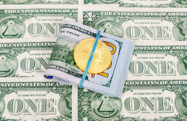 Bitcoin de oro acostado sobre billetes de dólar americano. Negocio concep —  Fotos de Stock