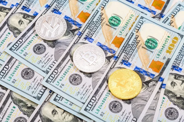 Monete di criptovaluta che giacciono sopra i dollari americani. Cooperazione tra imprese — Foto Stock