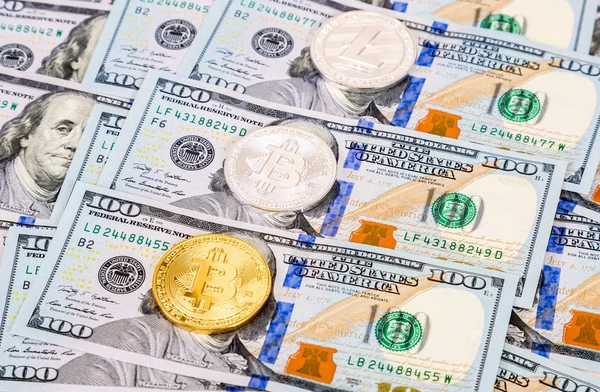 Monete criptovaluta digitali che giacciono sopra le banconote in dollari americani. B — Foto Stock