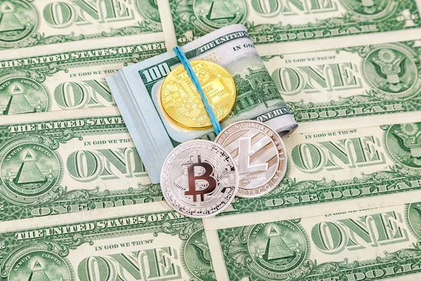 Διπλωμένο αμερικανικό δολάριο γραμμάτια τυλιγμένο με λαστιχάκι με cryptoc — Φωτογραφία Αρχείου