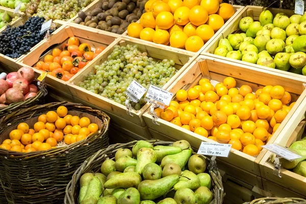 Frutta fresca pronta per la vendita nel supermercato Mindal. Uno di vendita al dettaglio — Foto Stock