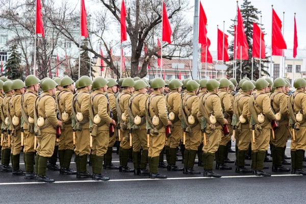 Солдаты в старой советской военной форме — стоковое фото