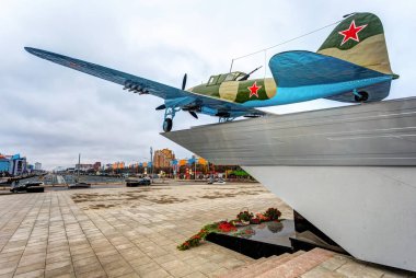 Alçaktan uçan saldırı uçak 