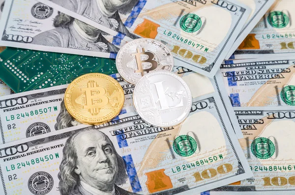 Монеты в криптовалютах лежат над американскими долларами и электронными — стоковое фото
