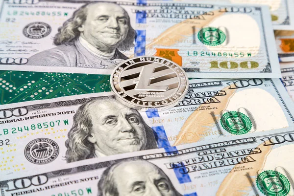 Cryptocurrency litecoin лежав через американський долар і р — стокове фото
