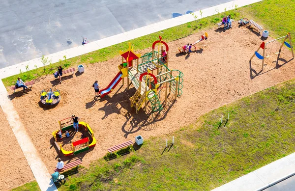Kleurrijke speeltuin voor kinderen in de nieuwe woonwijk — Stockfoto