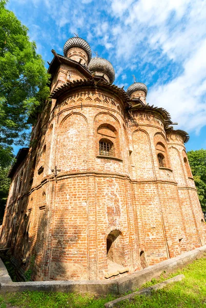 Antiga igreja ortodoxa russa com cúpulas de madeira. Trinity Churc — Fotografia de Stock