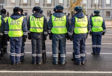 Rus polis birimi devlet otomobil denetçisinin üniformalı