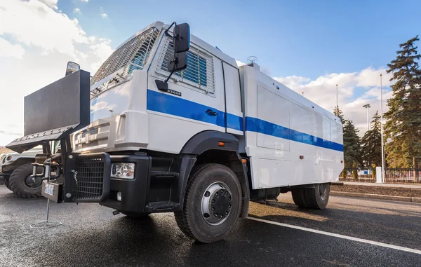 Російська Поліція важка вантажівка КАМАЗ 53605, припарковані на міській вулиці — стокове фото