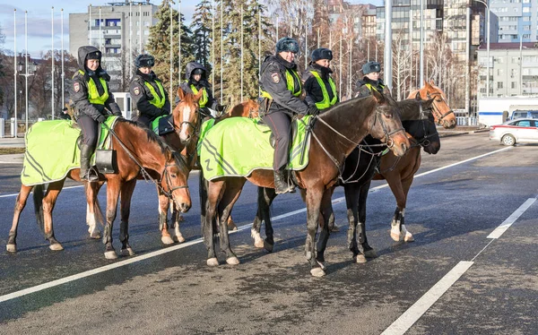 Vrouwelijke bereden politie op paard terug op de straat stad — Stockfoto