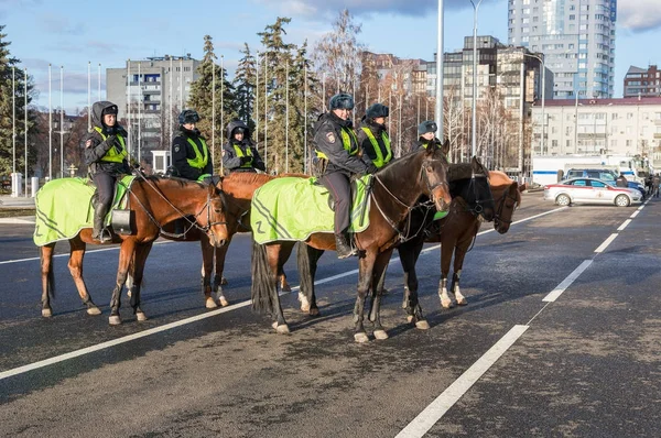 Feminino montado polícia a cavalo de volta na rua da cidade — Fotografia de Stock