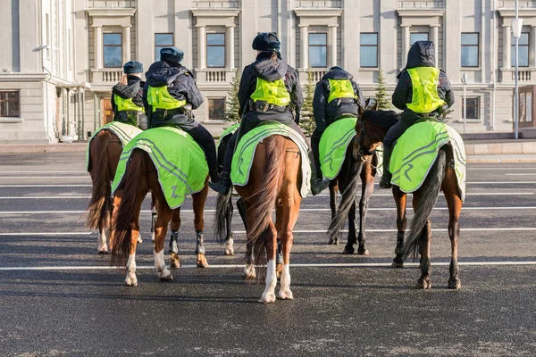 Vrouwelijke bereden politie op paard terug op de straat stad — Stockfoto