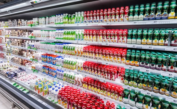 Produtos lácteos frescos prontos para venda na loja Karusel. Um dos — Fotografia de Stock