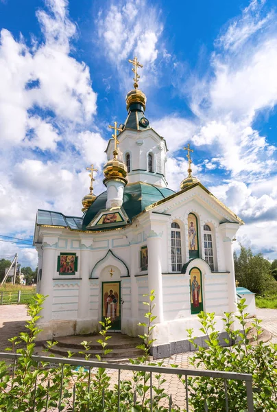 Kostel ikony Svaté matky bolestivost v borovichi — Stock fotografie