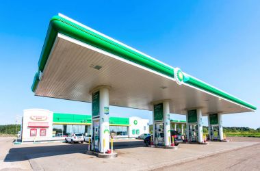 Yaz günü İngiliz petrol benzin istasyonunda. British Petroleum ben