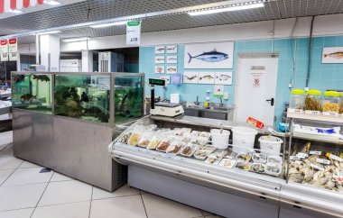 Çiğ balık hipermarket Karusel satışında için hazır