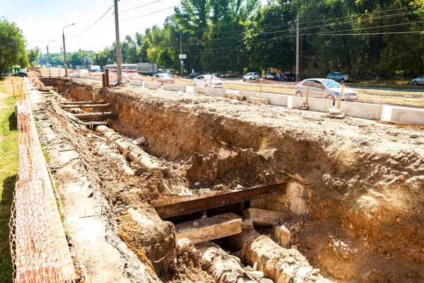 Trabajos de reparación de conductos de calefacción. Tubos de recambio de la calefacción ma — Foto de Stock