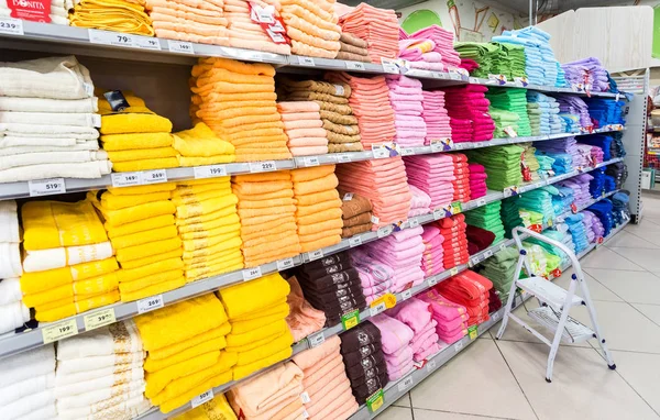 Diferentes toallas multicolores listas para la venta en el hipermercado K —  Fotos de Stock