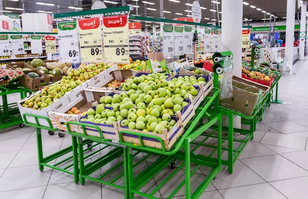 Frutas frescas listas para la venta en el hipermercado Karusel —  Fotos de Stock