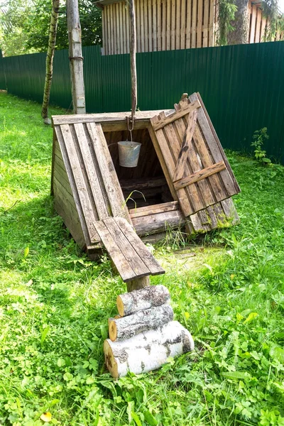 Eski köy ahşap su de kırsal kesimde yaz gün — Stok fotoğraf