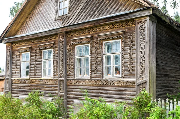 Traditional old Russian wooden house with carved wooden trim in — Stock Photo, Image