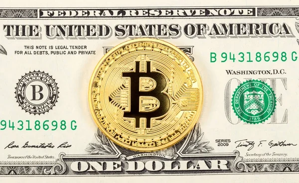 Criptomoeda do Bitcoin deitado no banco dólar americano — Fotografia de Stock