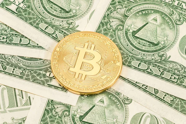 Cryptocurrency Bitcoin, лежа на американских долларов. Автобус — стоковое фото